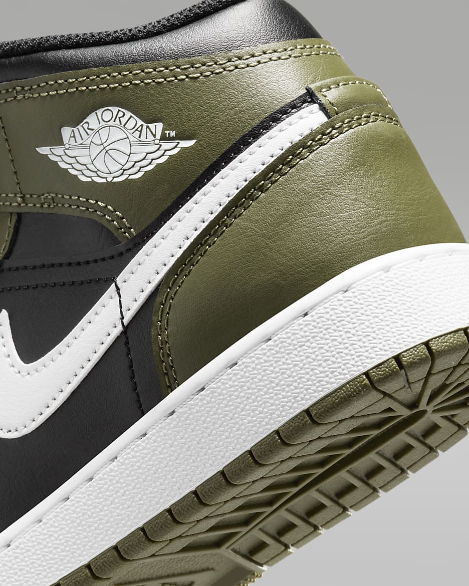 Air Jordan 1 Mid Big Kids Shoes. Nike